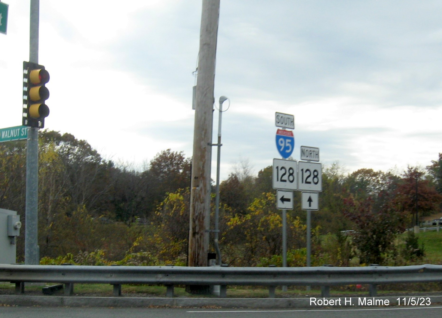 Image of I-95/MA 128 trailblazers along Walnut Street in Lynnfield, November 2023