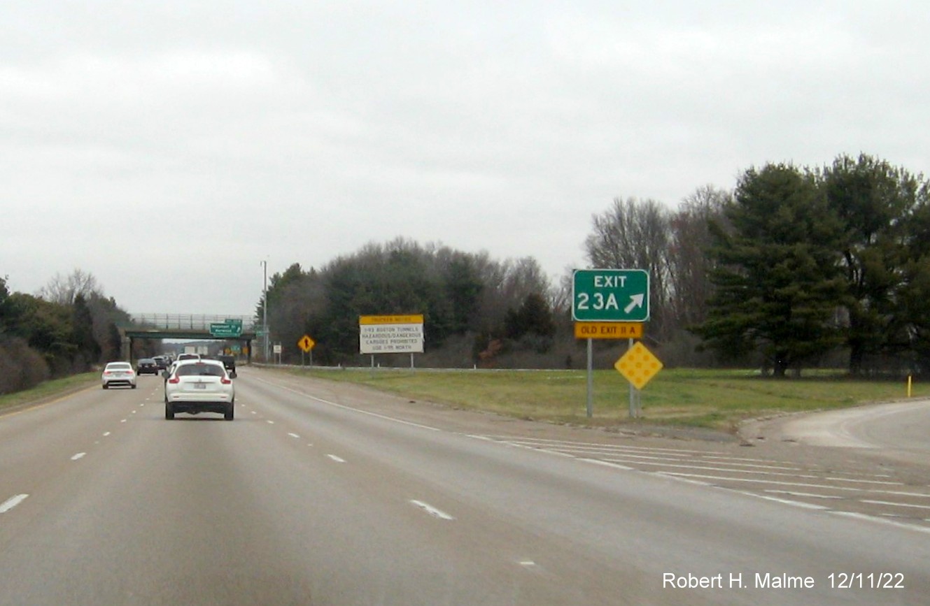 Image of recently installed gore sign for Neponset Street east exit on I-95 North in Norwood, December 2022