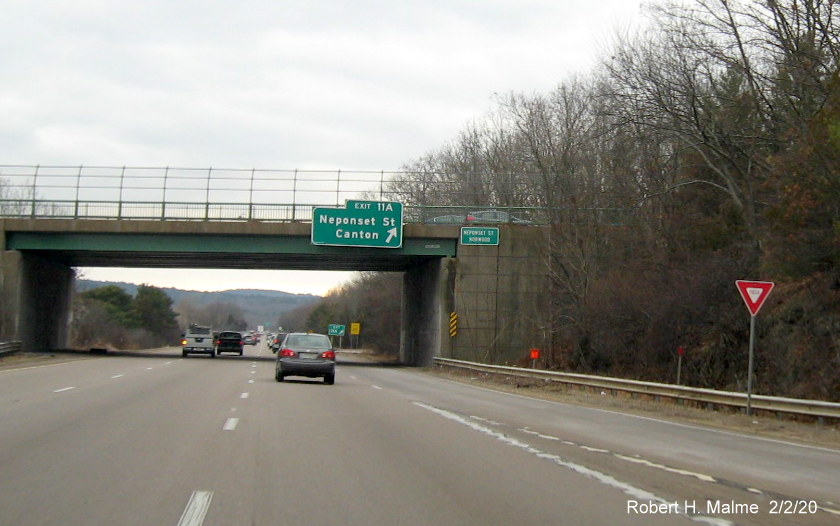 Image of orange contractor tag marking future location of overhead exit sign for Neponset Street east exit on I-95 South in Norwood