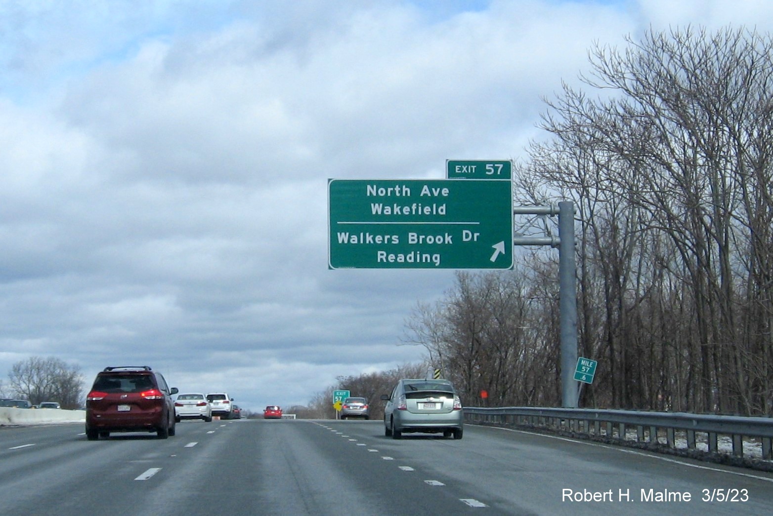 Image of recently placed overhead ramp sign for North Avenue/Walkers Brook Drive exit on
                                     I-95/MA 128 North in Wakefield, March 2023