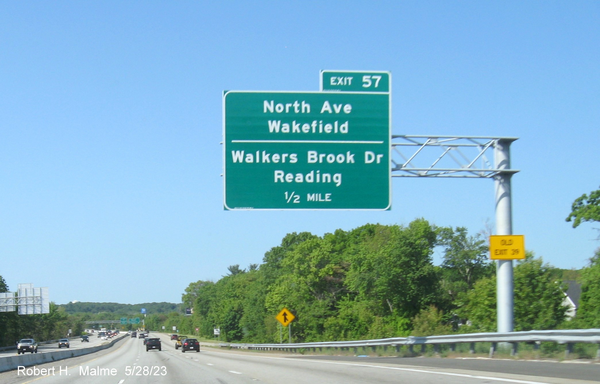 Image of recently placed 1 Mile advance overhead sign for North Avenue/Walkers Brook Drive exit on I-95/MA 128 South in Wakefield, May 2023