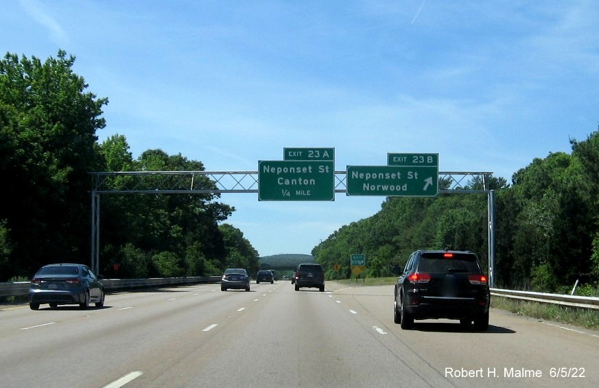 Image of new overhead signage at ramp to Neponset Street west on I-95 South in Norwood, June 2022