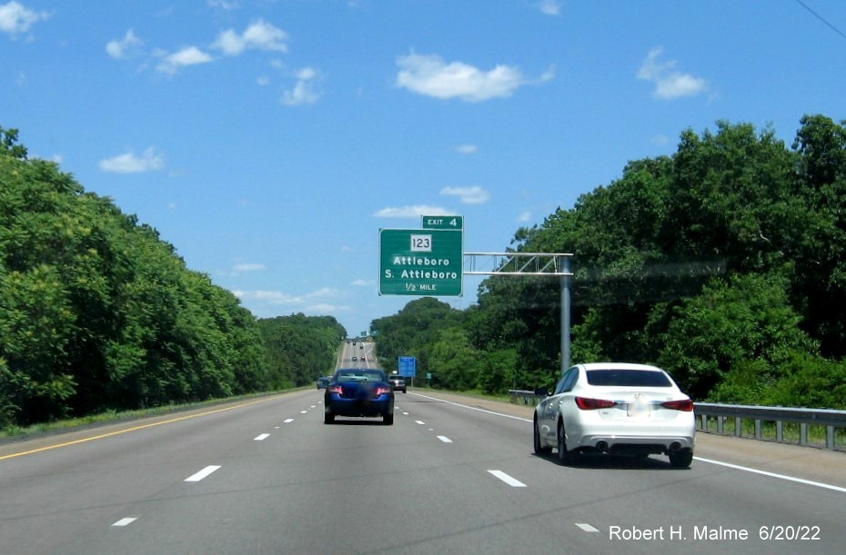 Image of newly placed 1/2 Mile advance overhead sign for MA 123 exit on I-95 North in Attleboro, June 2022