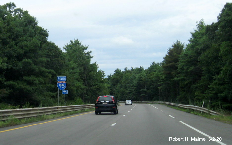 Image of recently placed South I-95 trailblazer along US 1 North at ramp with I-95 in Walpole, August 2020