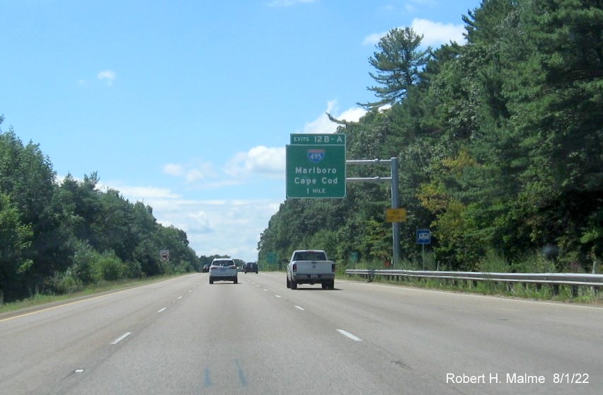 Image of newly placed 1 mile advance sign for I-495 exits on I-95 South in Foxboro, August 2022