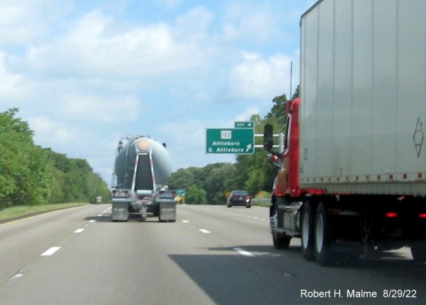 Image of recently placed overhead ramp sign for MA 123 exit on I-95 North in Attleboro, August 2022