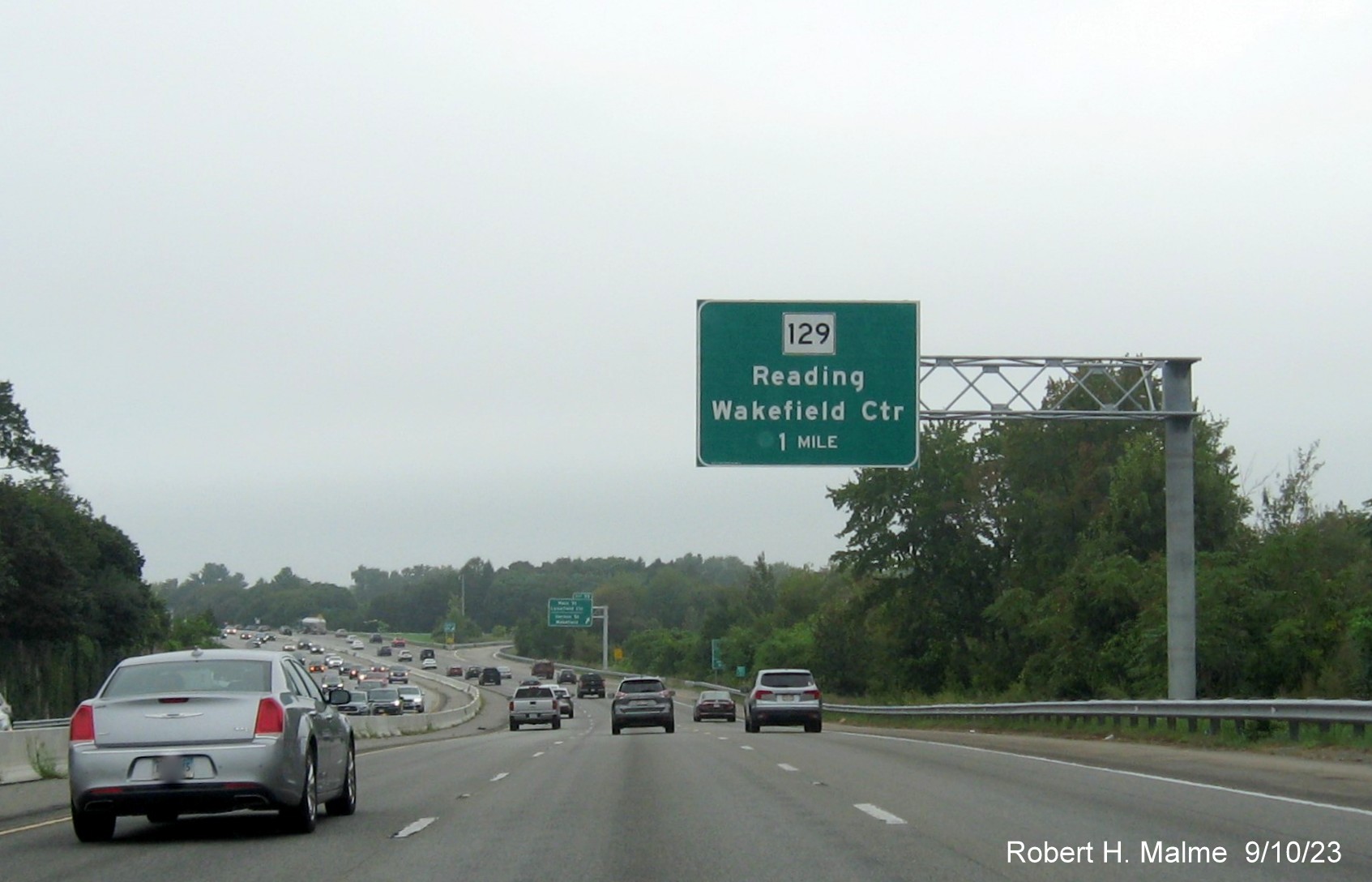 Image of recently placed 1 mile advance sign for the MA 129 exit without an exit tab on I-95/MA 128 South in Wakefield, September 2023