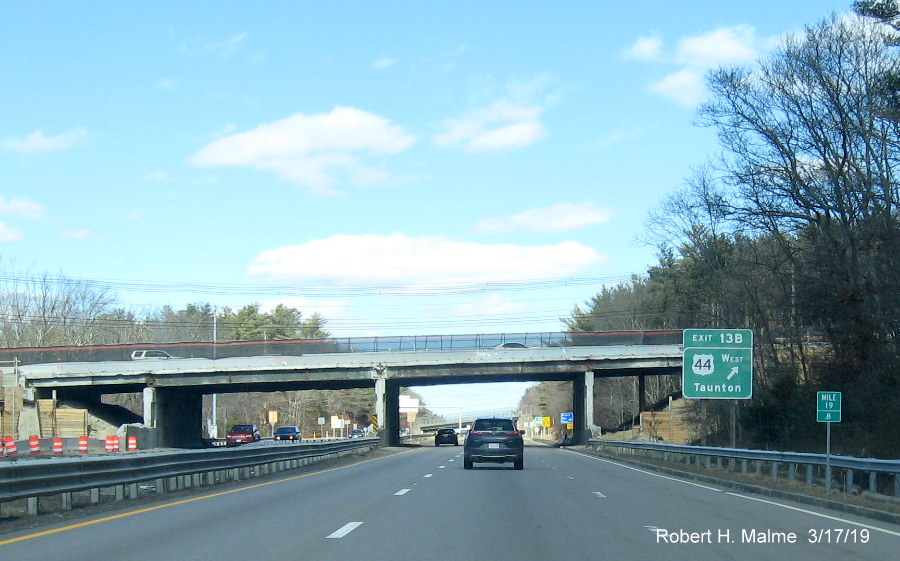 Image of new temporary ground mounted ramp sign for US 44 West exit due to bridge construction on MA 24 North in Raynham