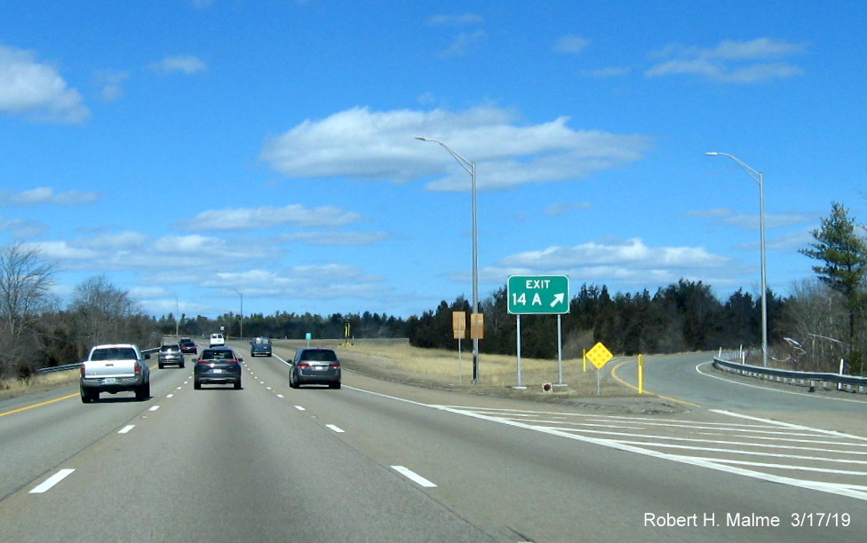 Image of newly placed gore sign for I-495 South exit on MA 24 North in Bridgewater