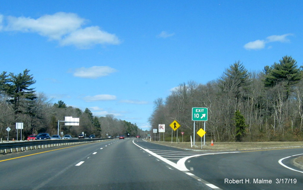 Image of newly placed gore sign for North Main Street exit on MA 24 North in Freetown