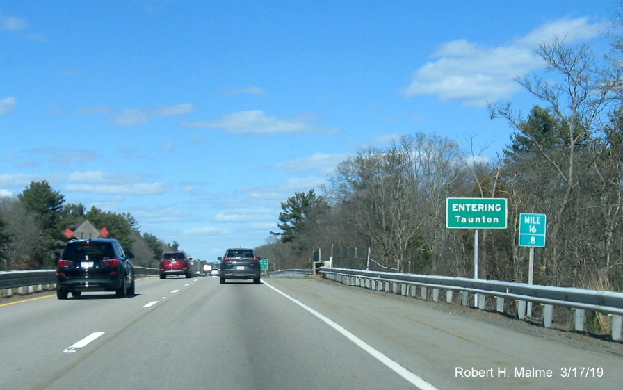 Image of newly placed boundary sign for city of Taunton on MA 24 North prior to MA 140 exit