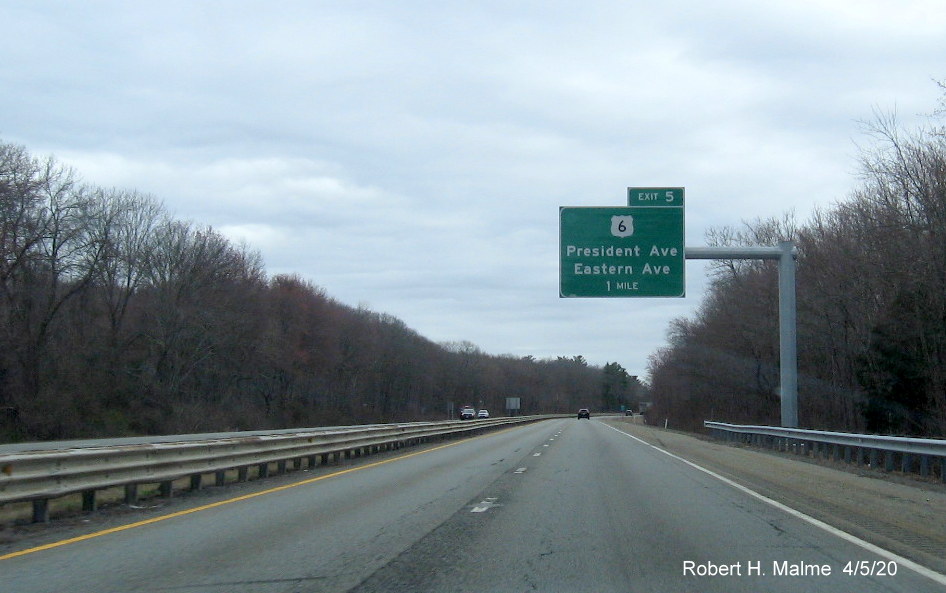 Image of recently placed 1-mile advance overhead sign for US 6 exit on MA 24 South in Fall River, taken in April 2020