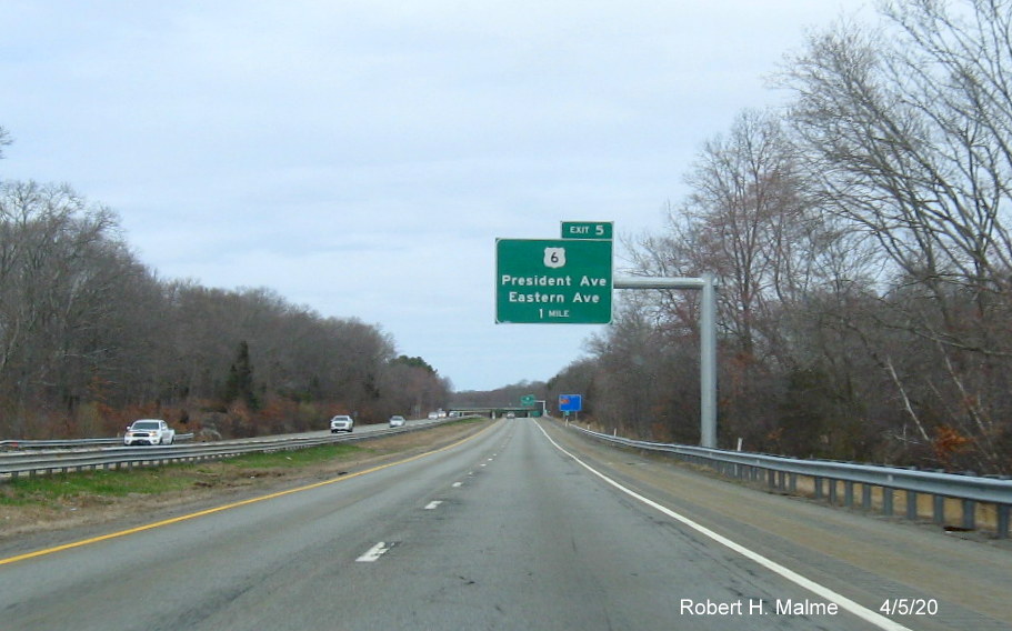 Image of recently placed 1-mile advance overhead sign for US 6 exit on MA 24 North in Fall River, taken in April 2020