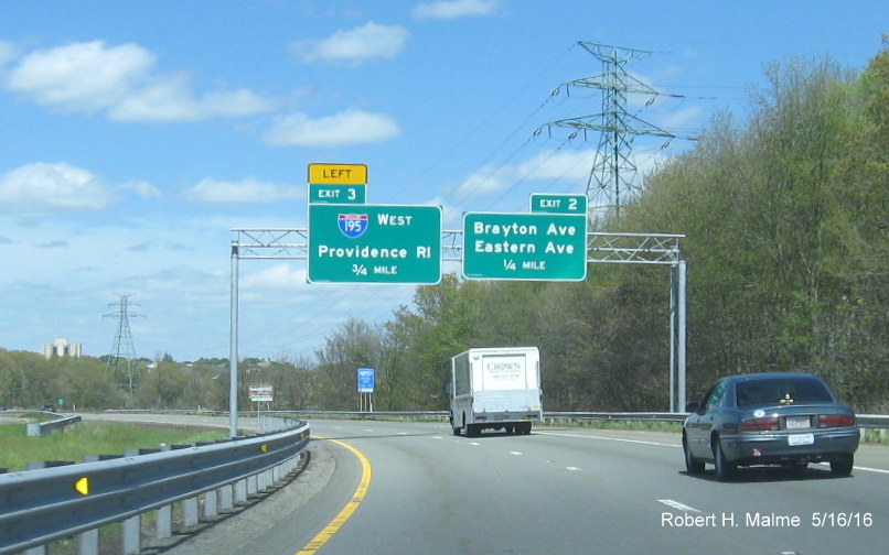 Image of advance overhead signs for Eastern Ave and I-195 exits on MA 24 North in Fall River