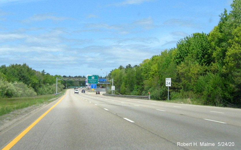 Image of new version of North MA 24 reassurance marker with only 1 post after I-495 exit in Bridgewater