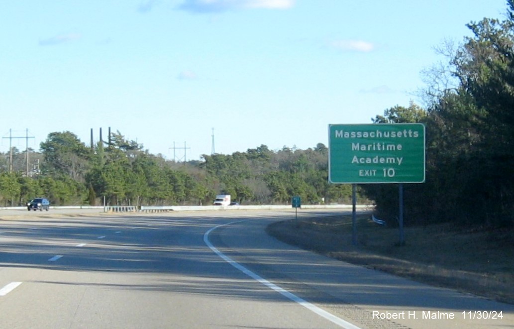 Image of ground mounted auxiliary sign for US 6 exit on MA 25 East in Bourne, November 2024