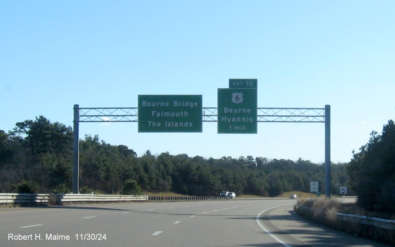 Image of new 1 Mile advance overhead sign for US 6 exit on MA 25 East in Bourne, November 2024