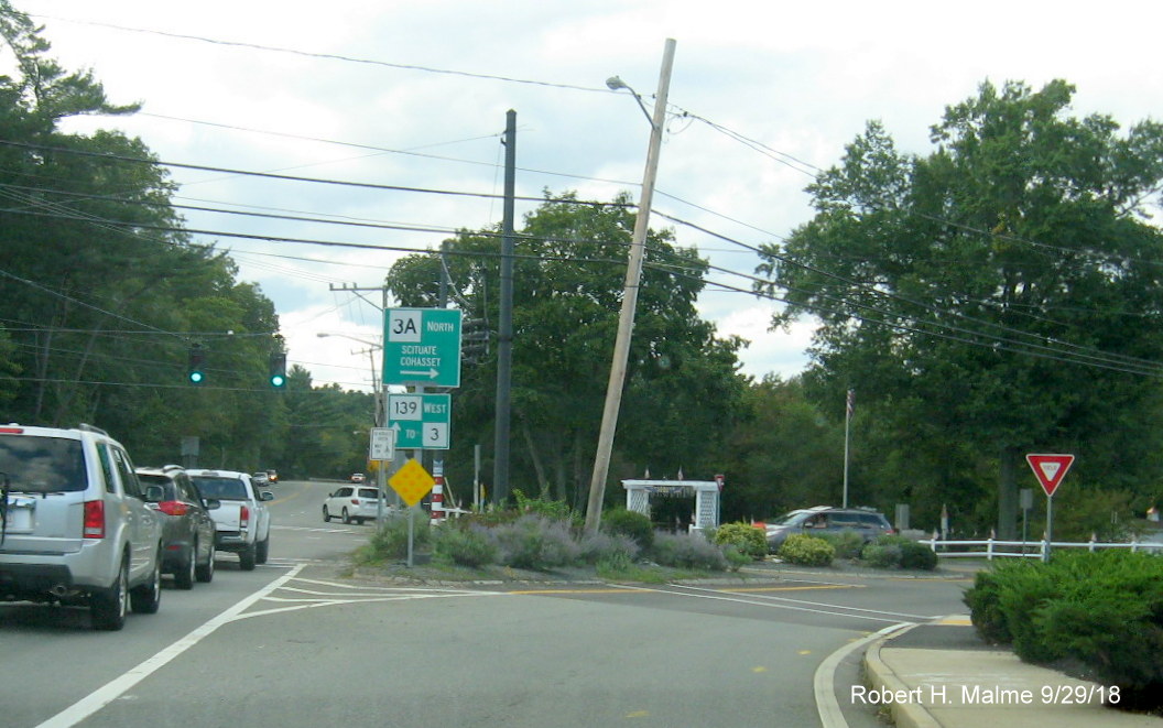 Image of guide signs at the split of MA 3A North and MA 139 West in Marshfield