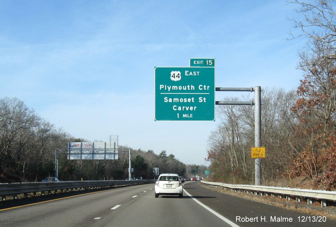 Image of 1-Mile advance overhead sign for US 44 East/Samoset Street exit with new milepost based exit number and yellow old exit number sign on support on MA 3 North in Plymouth, December 2020