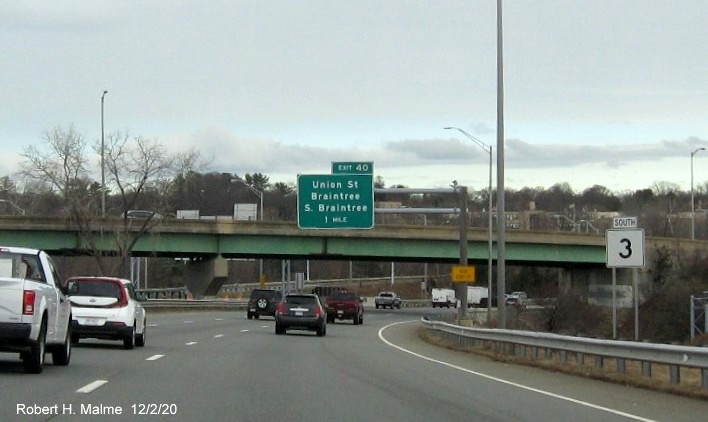 Image of 1-mile advance sign for Union Street exit with new milepost exit number and yellow old exit number
                                     sign on MA 3 South in Braintree, December 2020