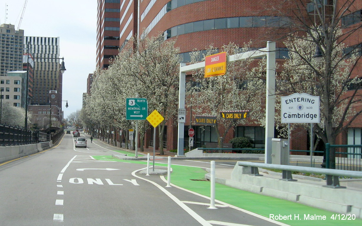 Image of second erroneous US 3 shield guide sign at ramp from Longfellow Bridge to Memorial Drive West in Cambridge, April 2020