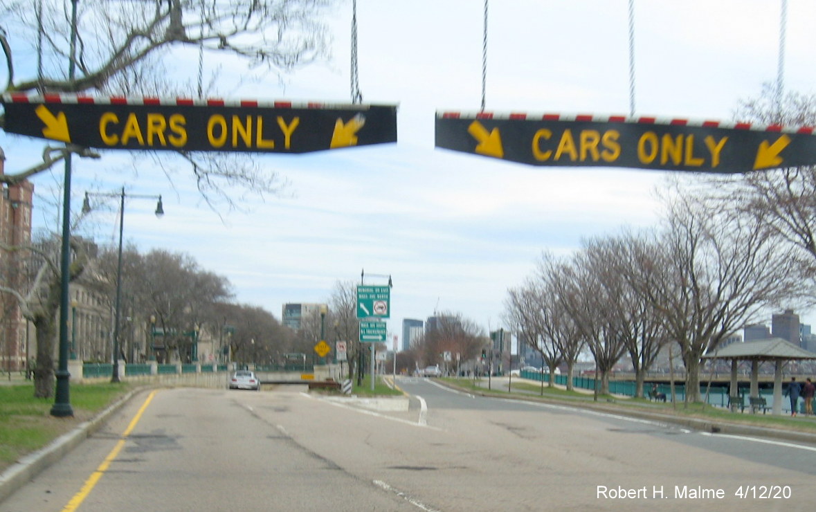 Image of guide signage at ramp to Mass. Ave/MA 2A East and Memorial Drive East, no mention of either US or MA 3 South, April 2020