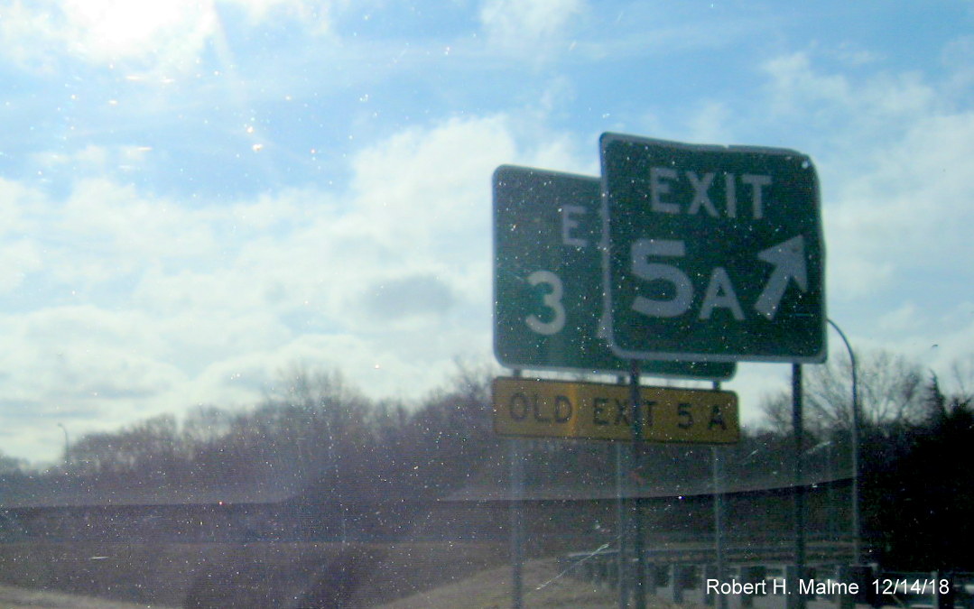Image of new Exit 3A gore sign sitting behind old Exit 5A sign at ramp to RI 102 South on RI 4 South in East Greenwich