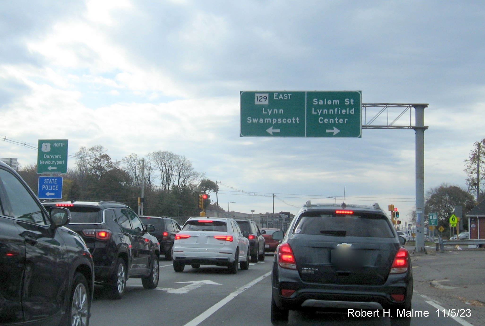 Image of recently placed overhead sign for MA 129 East along ramp to US 1 South from I-95/MA 128 North in Lynnfield, November 2023