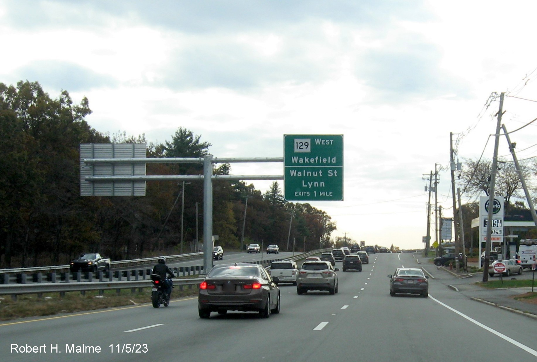 Image of recently placed overhead sign for MA 129 West exit on US 1 South in Lynnfield, November 2023