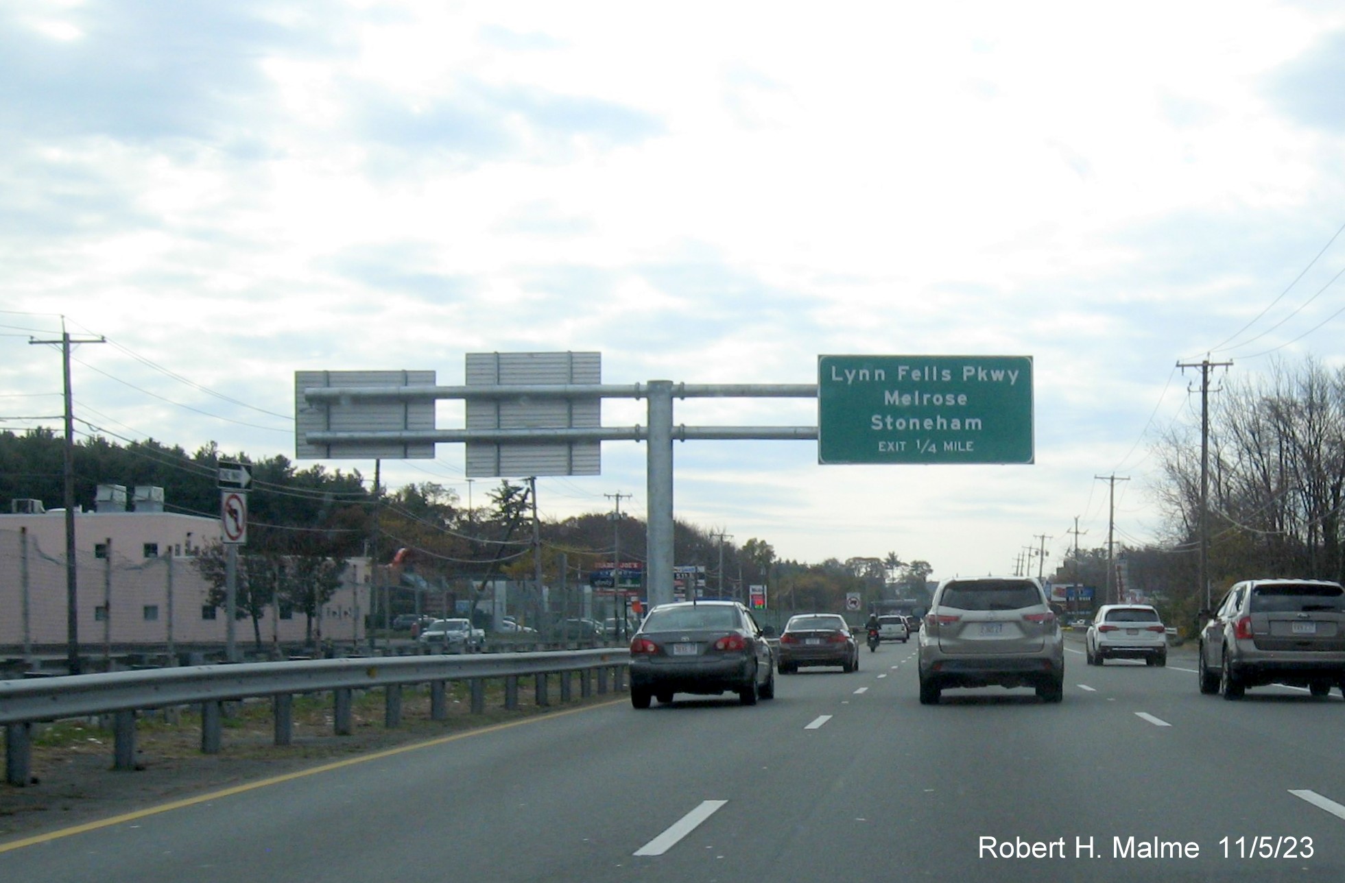 Image of recently placed 1/4 mile advance overhead sign for Lynn Fells Parkway exit on US 1 South in Saugus, November 2023