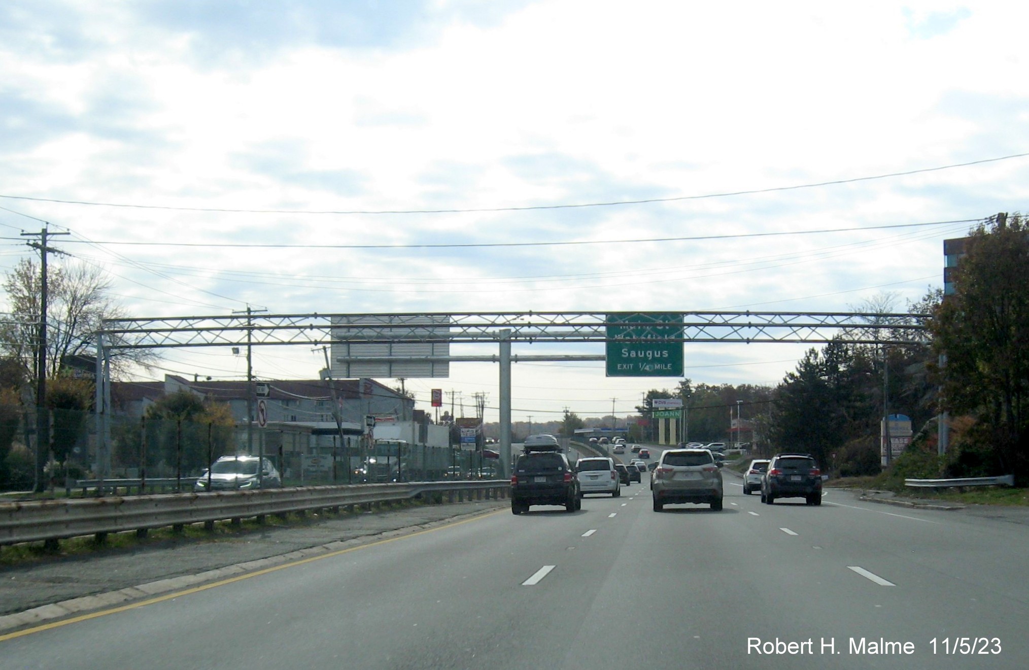 Image of recently placed 1/4 mile advance overhead sign for the Main Street exit on US 1 South in Saugus, November 2023