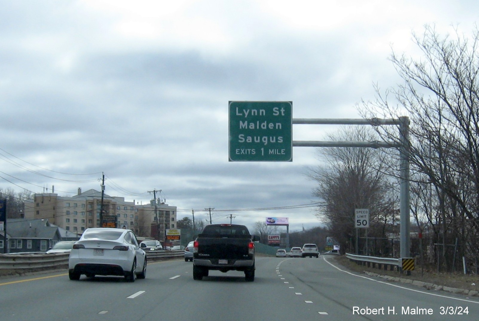 Image of recently placed overhead sign for Lynn Street exits on US 1 South in Malden, March 2024