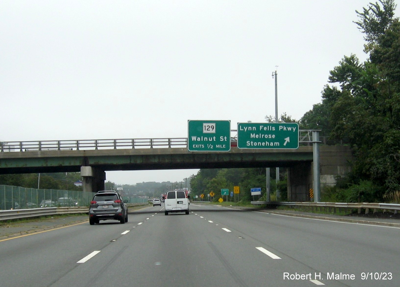 Image of new overhead 2 sign cantilever at the Lynn Fells Parkway exit on US 1 North in Saugus, September 2023