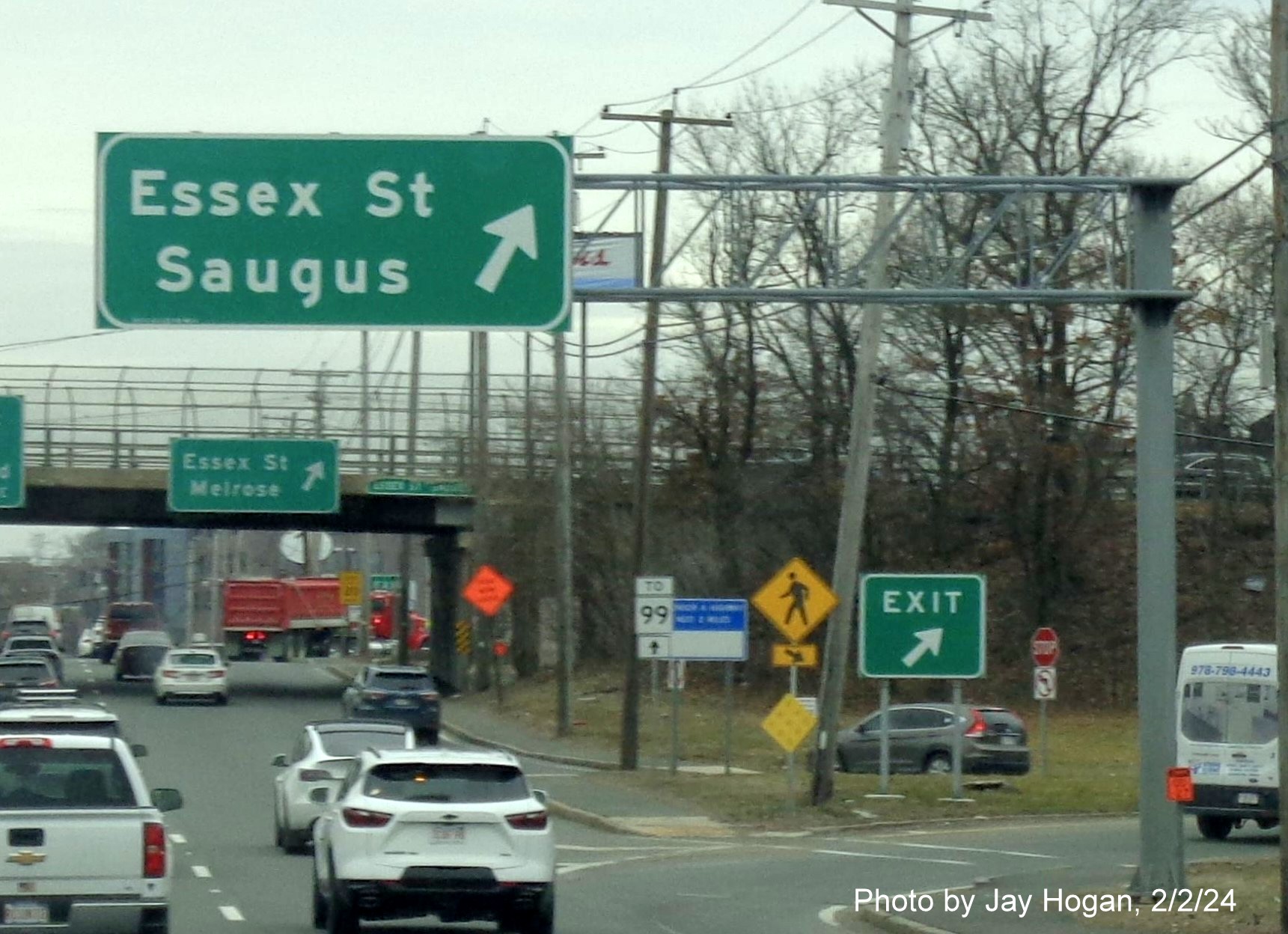 Image of recently placed overhead ramp sign for Essex Street exits on US 1 North in Saugus, by Kevin Manfra, February 2024