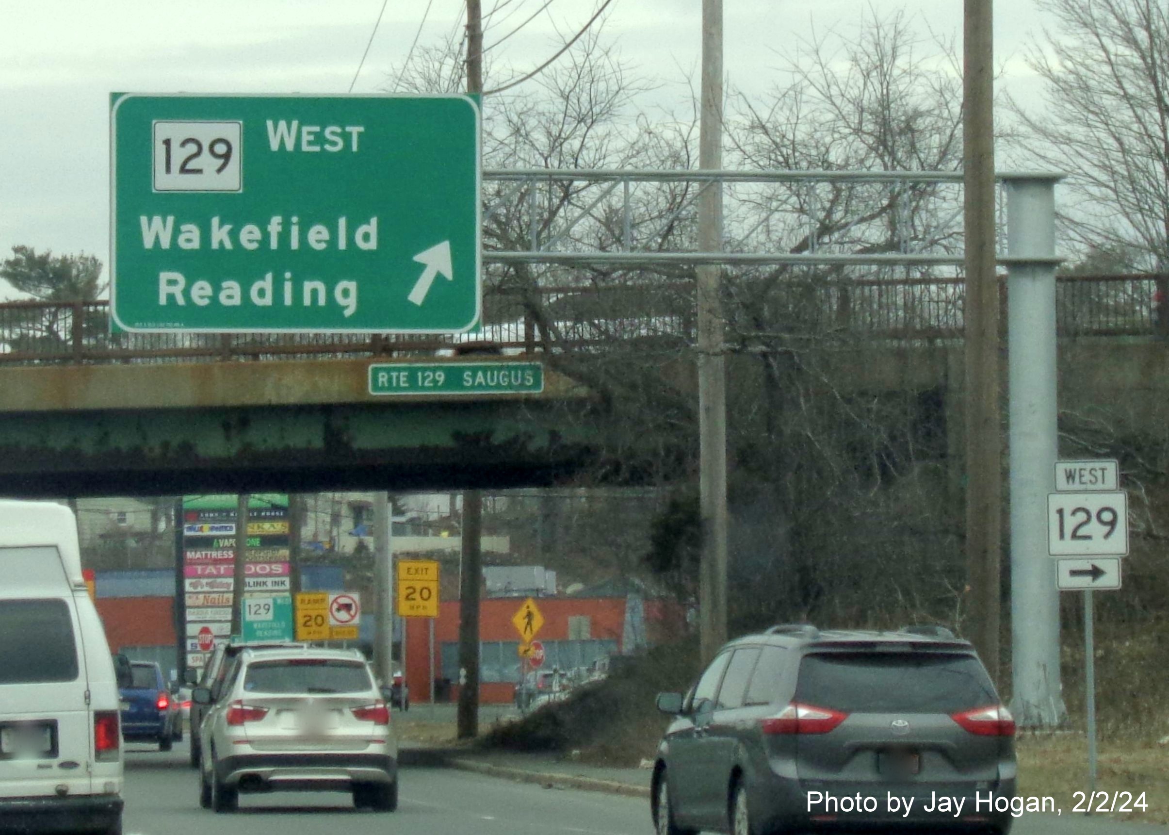 Image of recently placed overhead ramp sign for MA 129 West exit on US 1 North in Saugus, by Kevin Manfra, February 2024