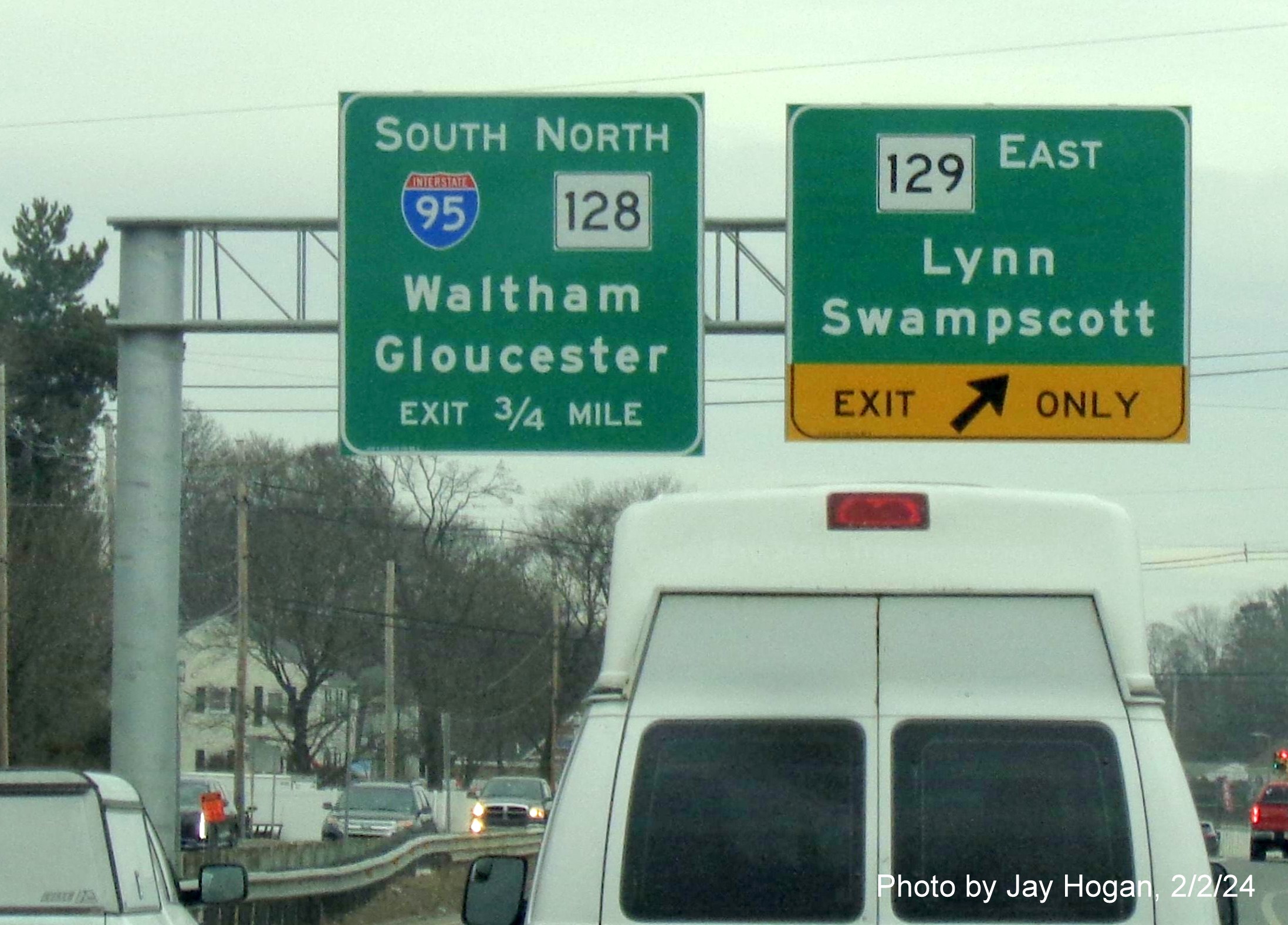 Image of recently placed overhead ramp signage approaching MA 129 East ramp on US 1 North in Lynnfield, by Kevin Manfra, February 2024