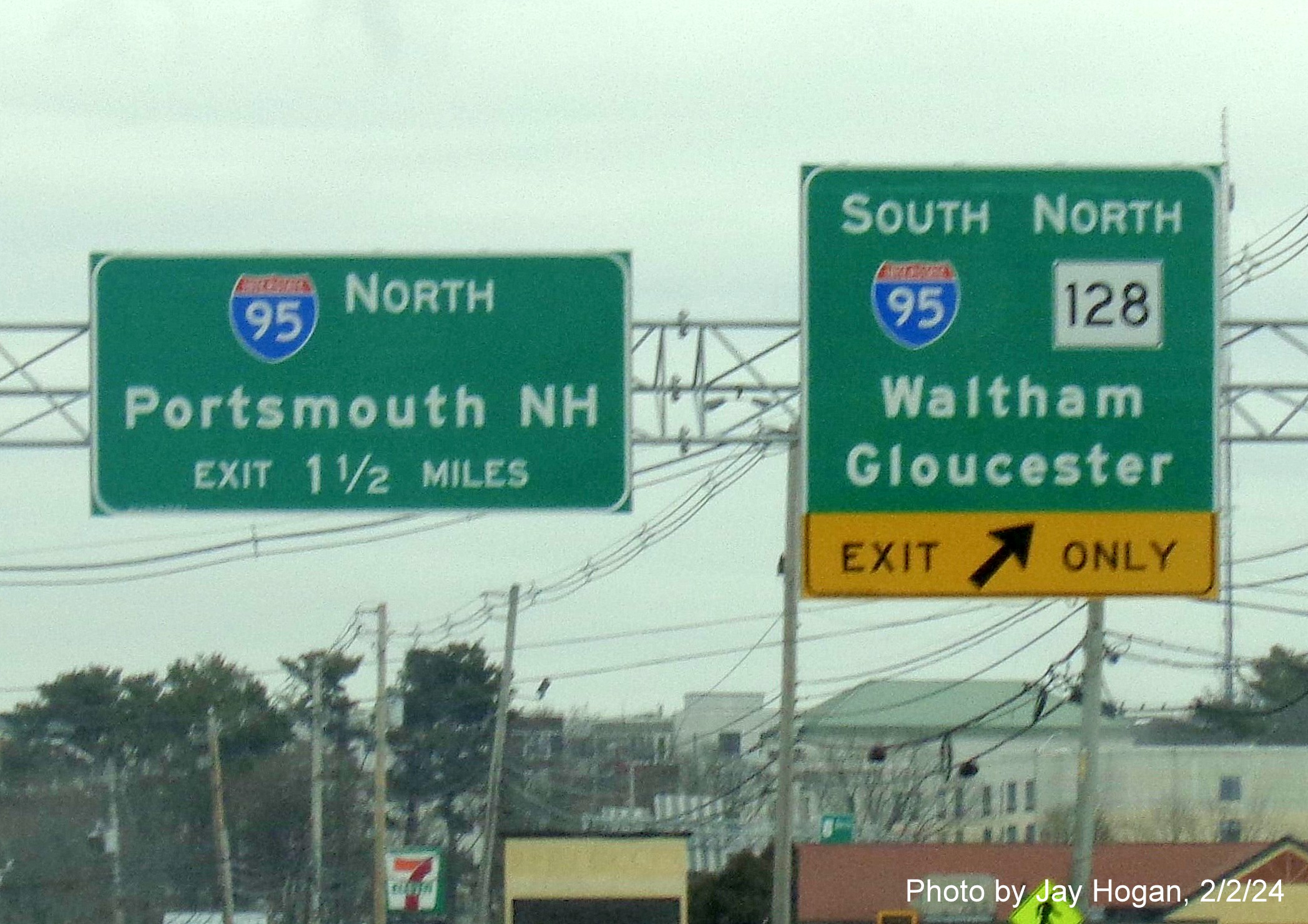 Image of recently placed overhead advance signage for the I-95 and MA 128 exits on US 1 North in Lynnfield, by Kevin Manfra, February 2024