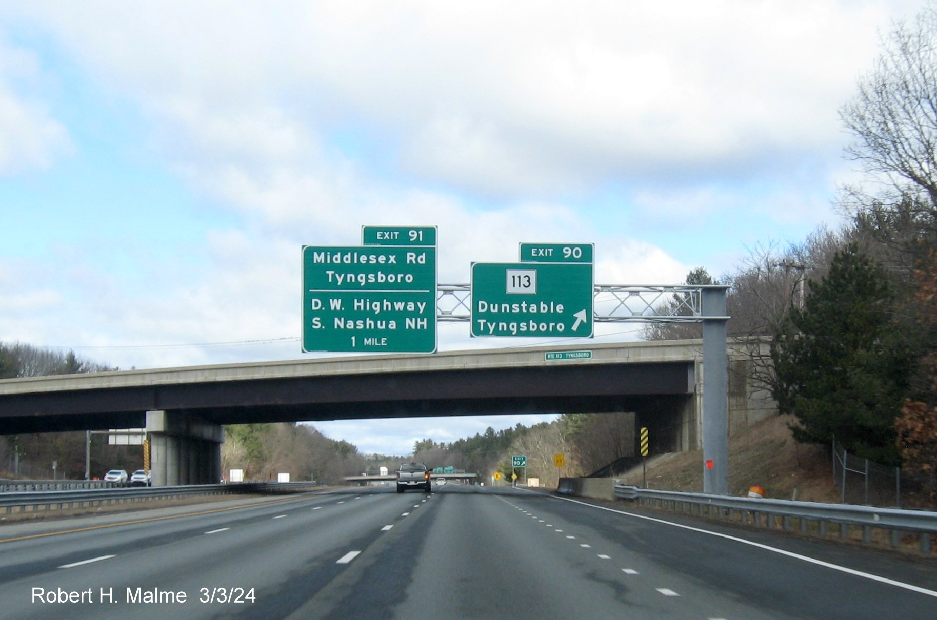 Image of recently placed overhead signage at ramp for MA 113 exit on US 3 North in Tyngsboro, March 2024
