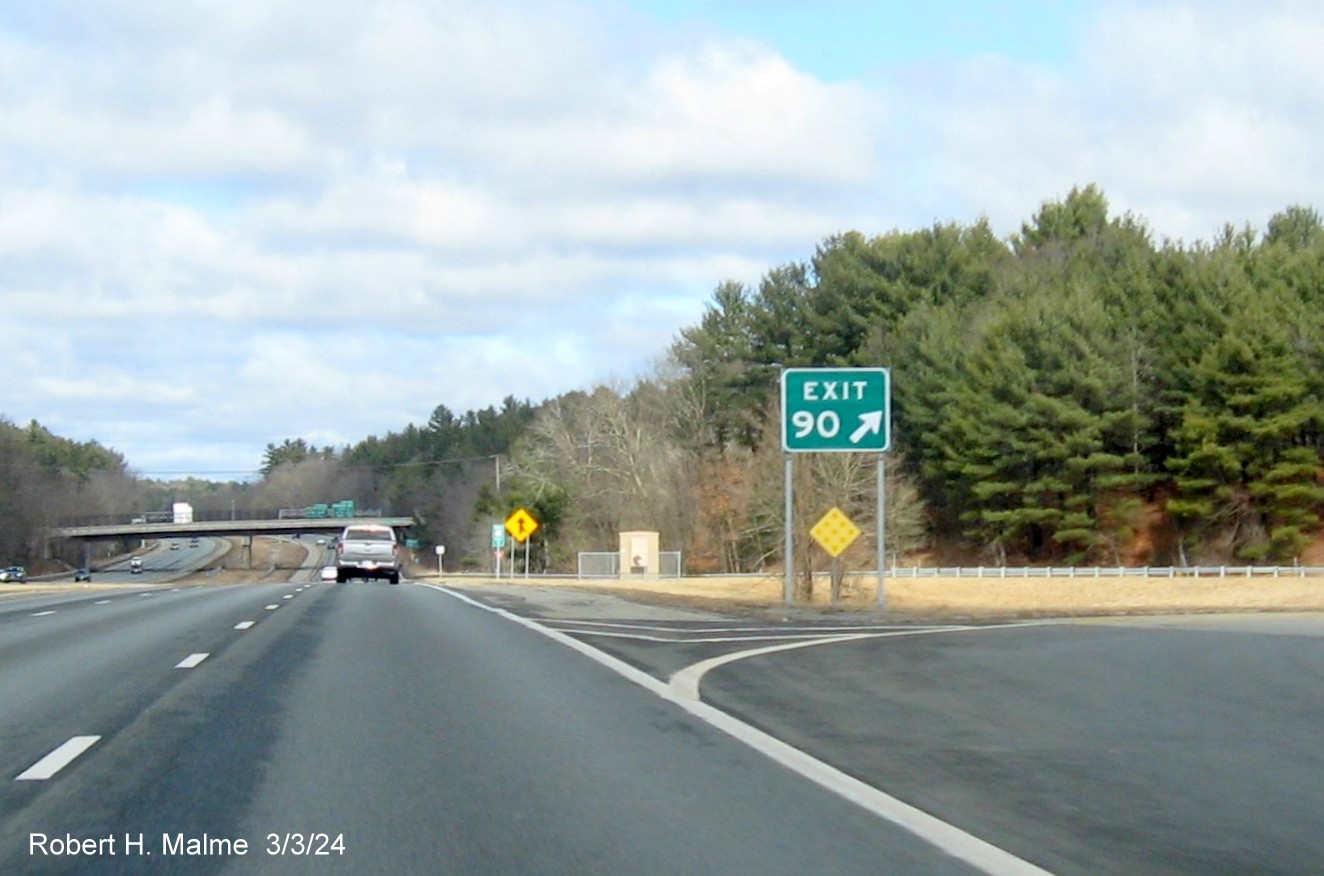 Image of recently placed gore sign for MA 113 exit on US 3 North in Tyngsboro, March 2024