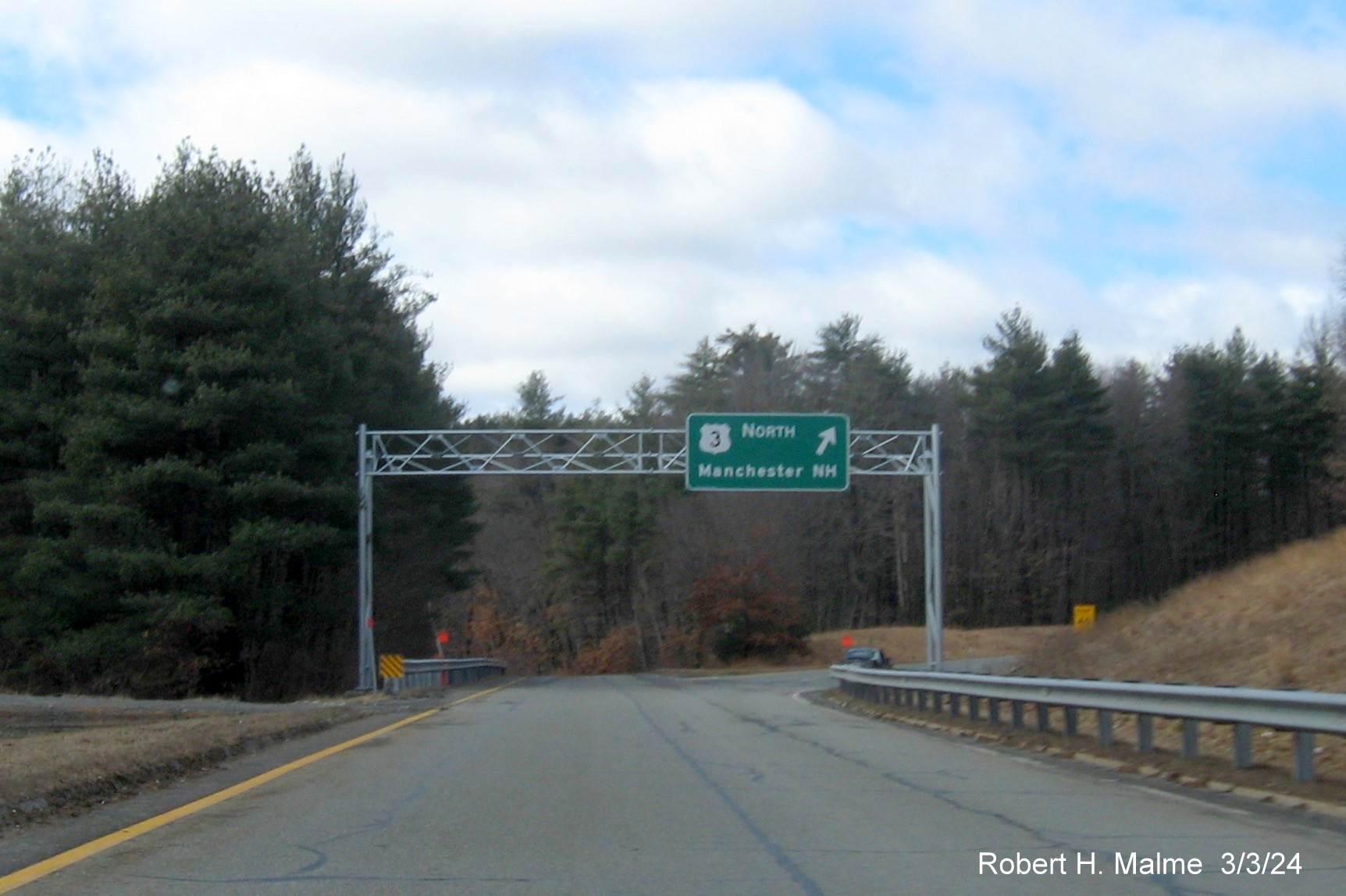 Image of recently placed ramps signage for US 3 North on Middlesex Road ramp in Tyngsboro, March 2024