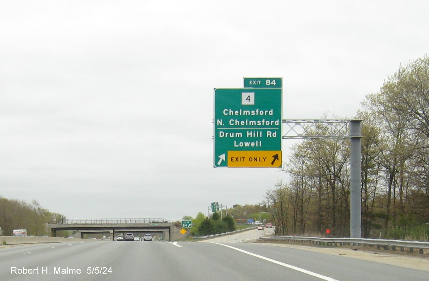 Image of new overhead ramp sign for MA 4/Drum Hill Road exit on US 3 South in Chelmsford, May 2024