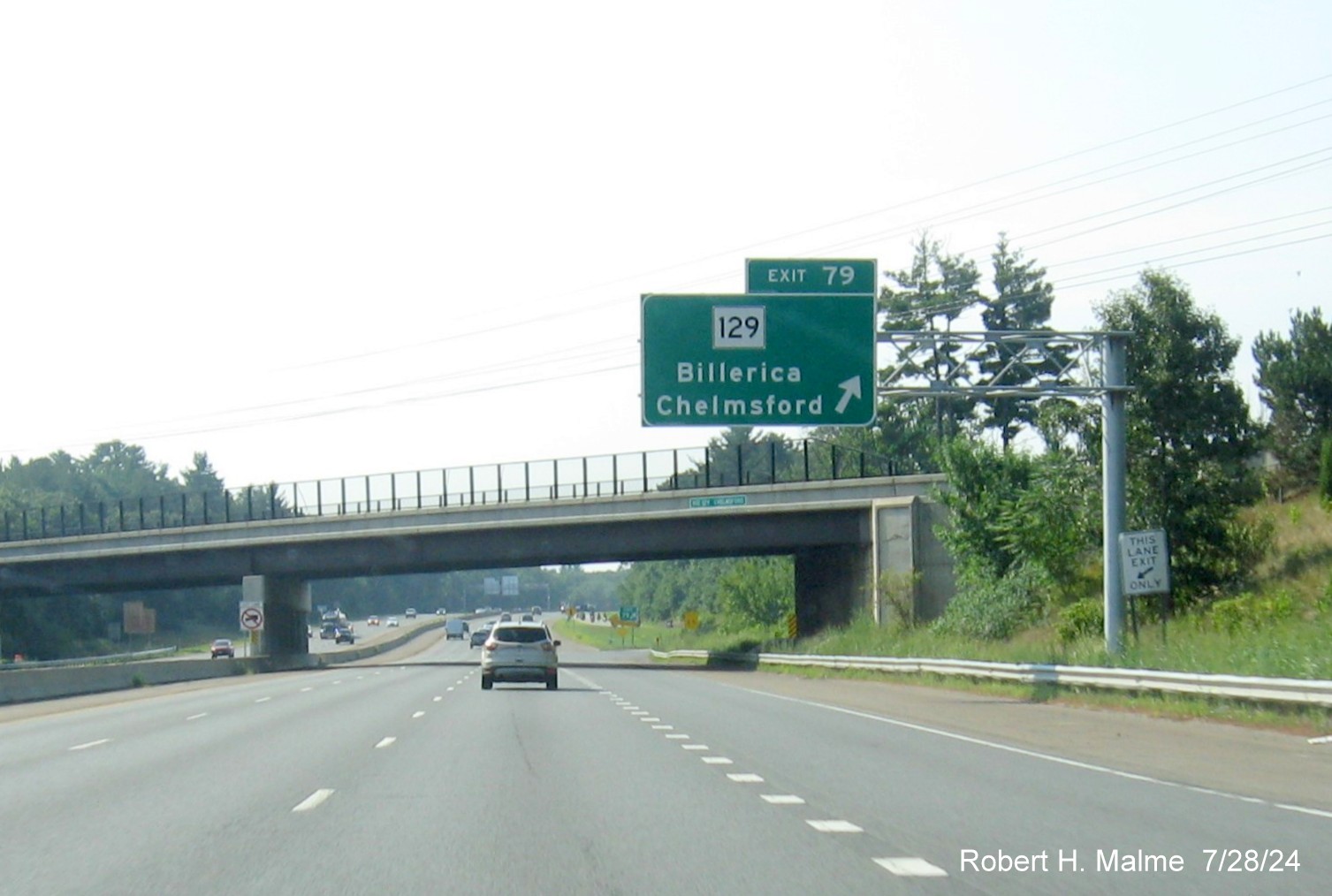 Image of recently placed overhead ramp sign for MA 129 exit on US 3 South in Chelmsford, July 2024