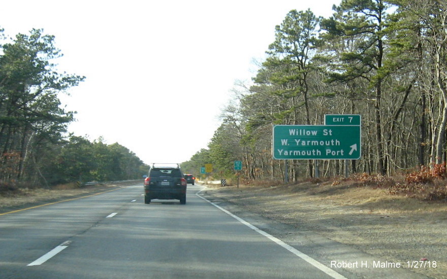 Image of new off-ramp sign for Willow Street exit on US 6 West in Yarmouth