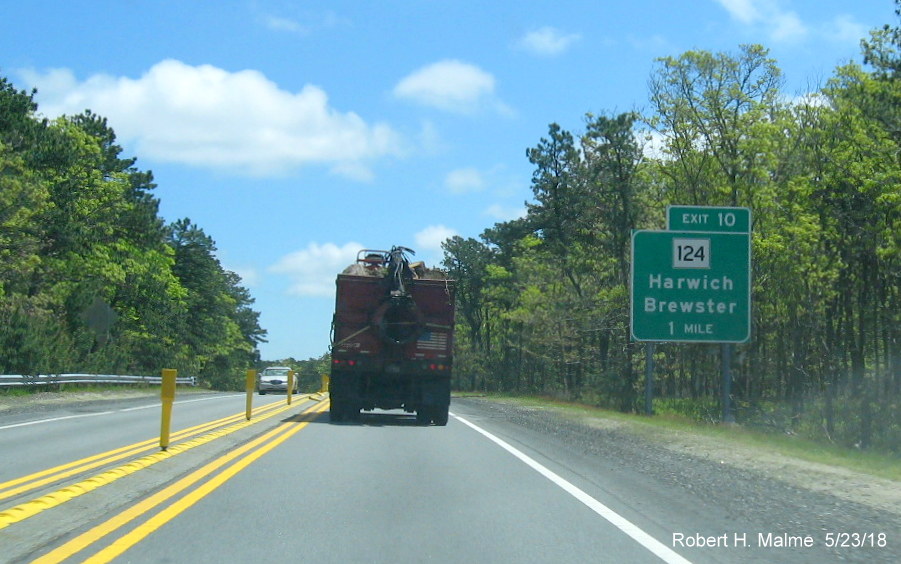 Image of recently placed 1 mile advance sign put up since January in Harwich for MA 124 exit
on US 6 East in Harwich