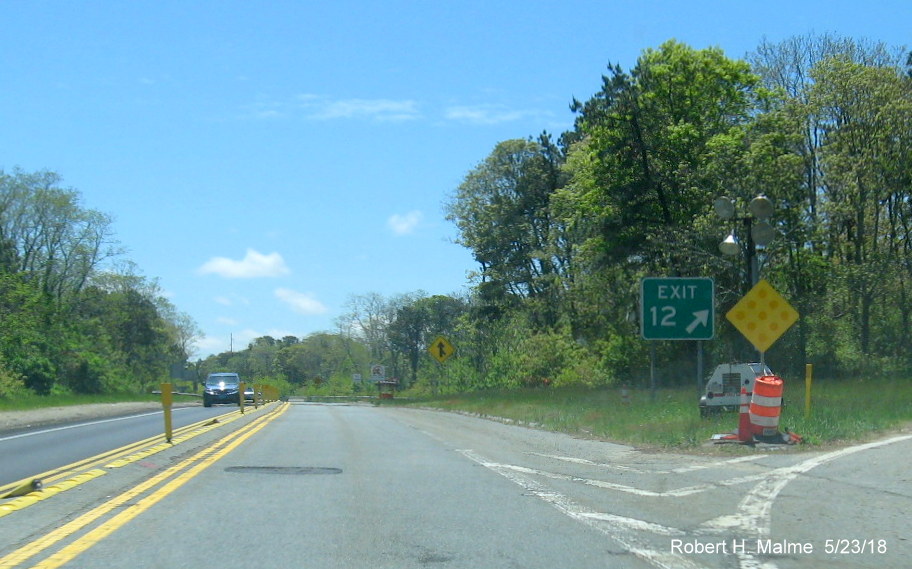Image of newly placed gore sign and ramp split alert sign for MA 6A exit on US 6 West in Orleans, put up since Jan. 2018