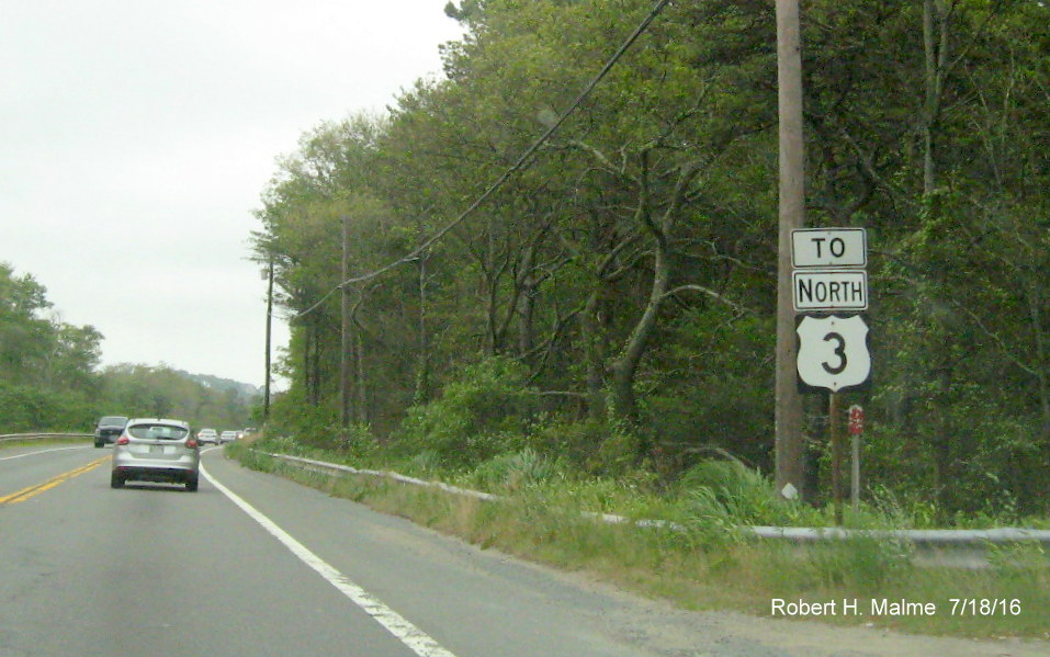 Image of erroneous To US 3 trailblazer on Southside Connector road between Bourne and Sagamore Bridges in Bourne