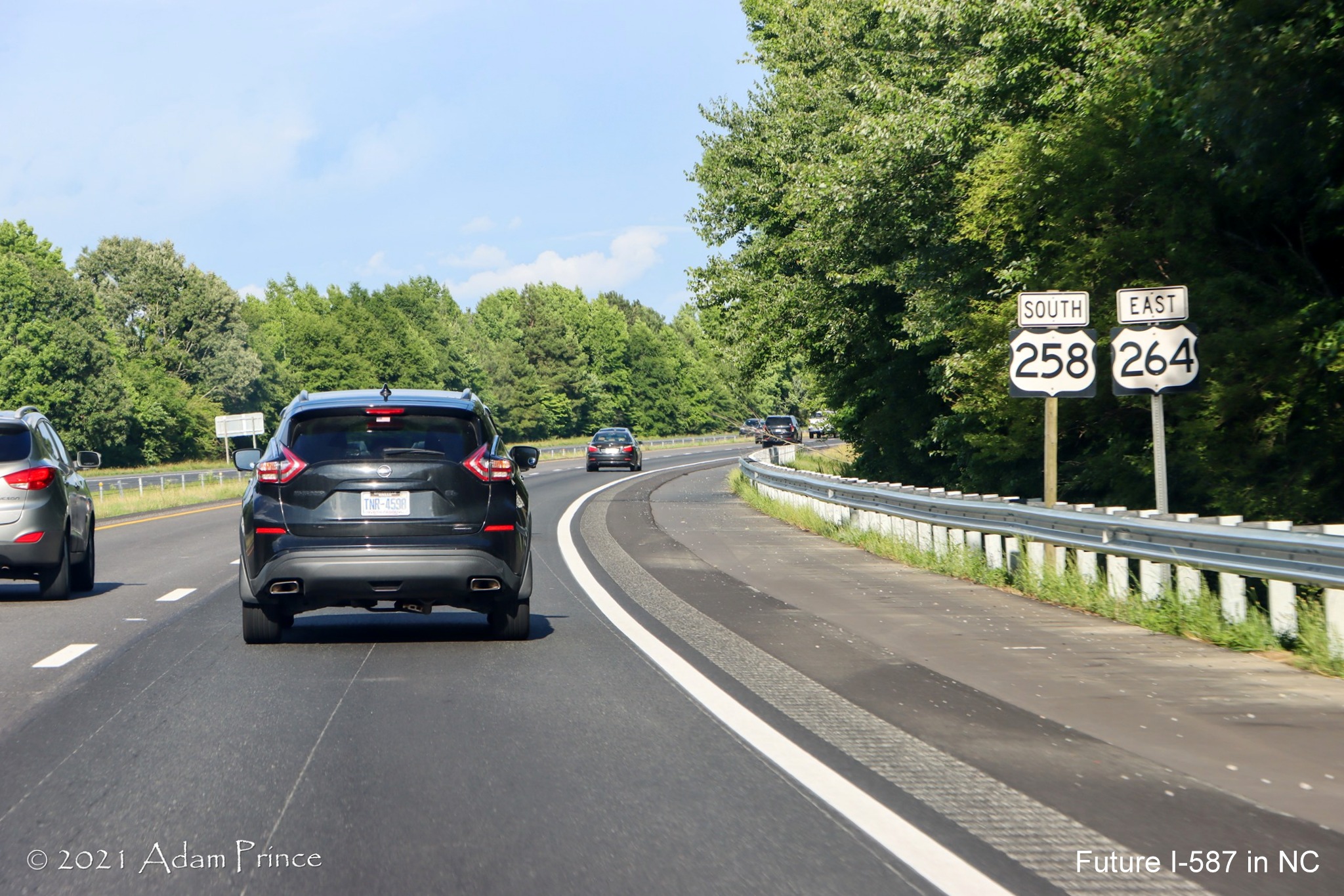 Image of US 258 and US 264 trailblazers on US 264 East (Future I-587 South) 
	in Farmville, photo by Adam Prince, June 2021