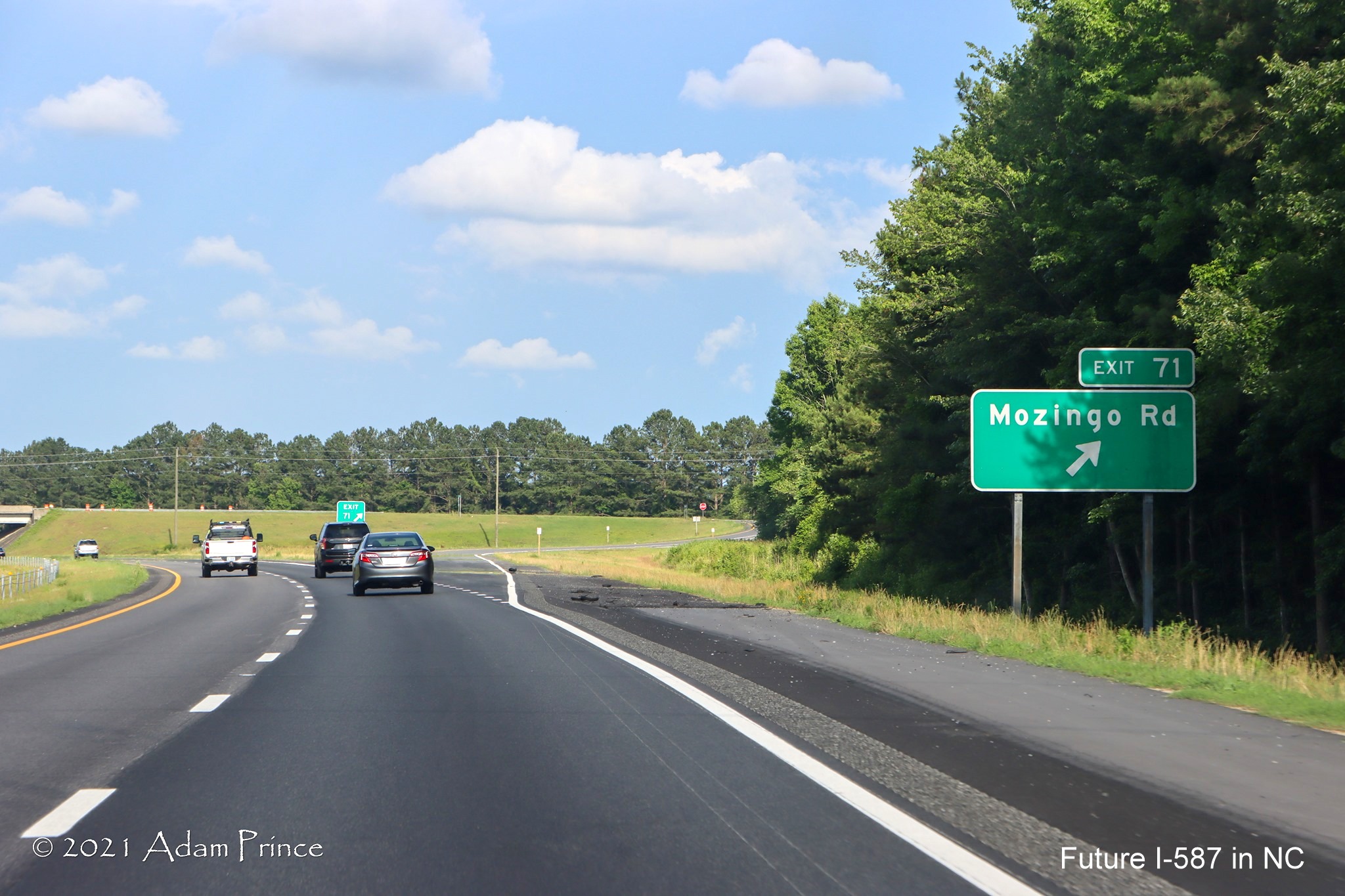 Image of ground mounted ramp sign for Mozingo Road exit on US 264 (Future 
	I-587) East in Pitt County, photo by Adam Prince, June 2021
