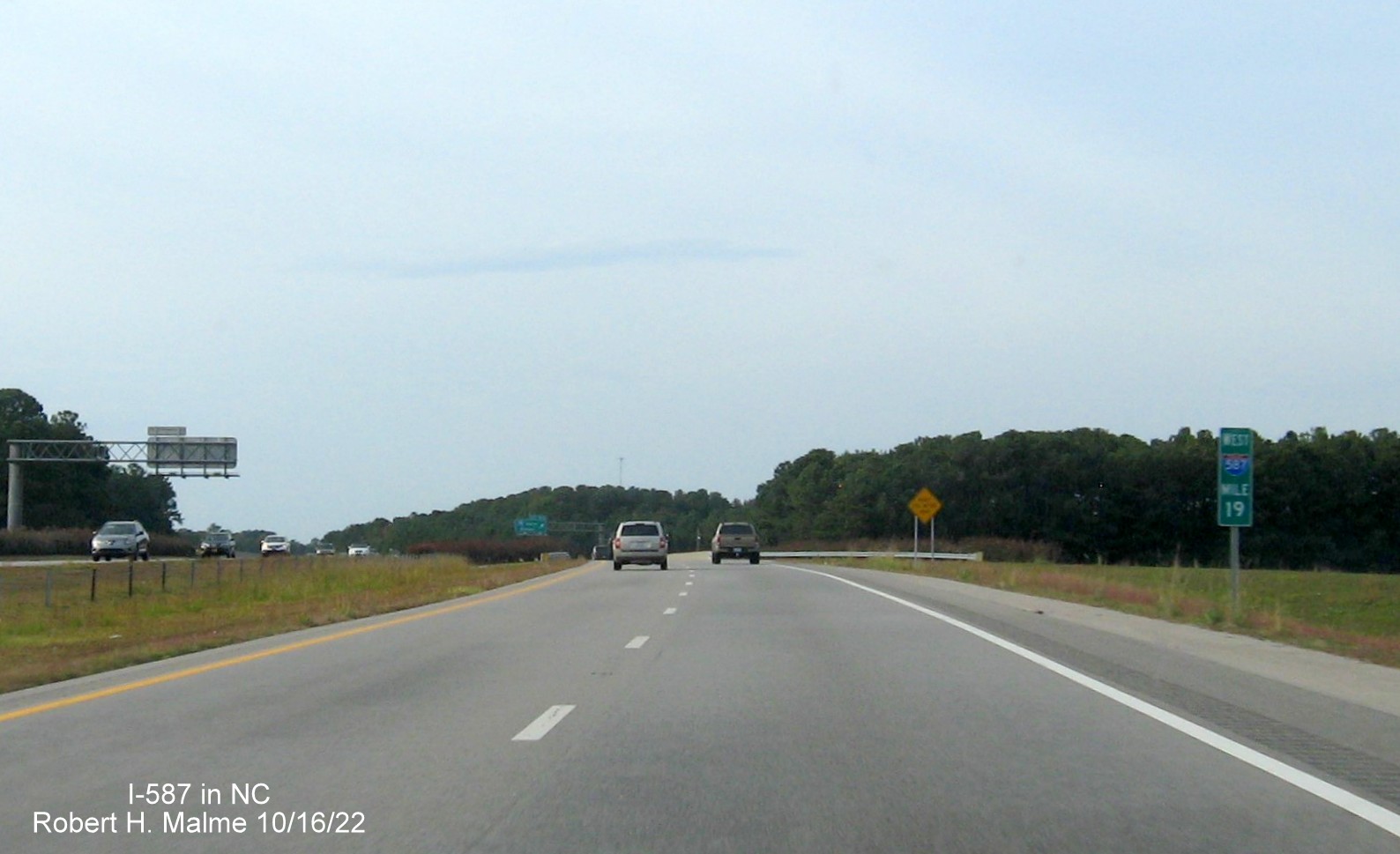 Image of Mile 19 marker between ramps for I-95 exits on I-587 West/I-795 North in Wilson, October 2022