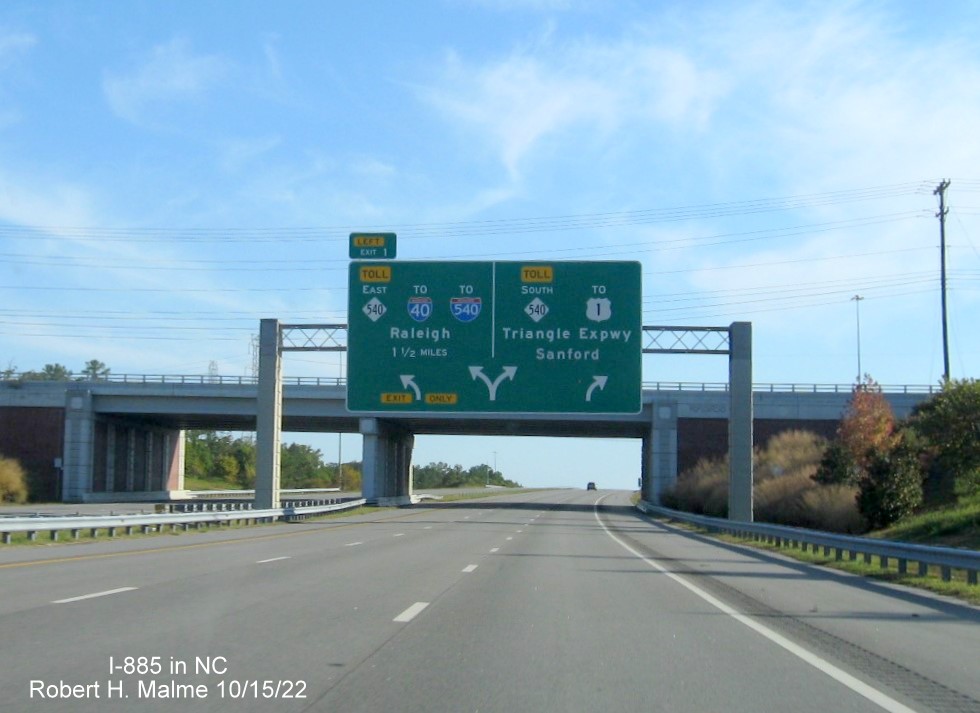 Image of the 1 1/2 miles advance arrow per lane sign for NC 540 exits on NC 885 South/Triangle Expressway in Research Triangle Park, October 2022
